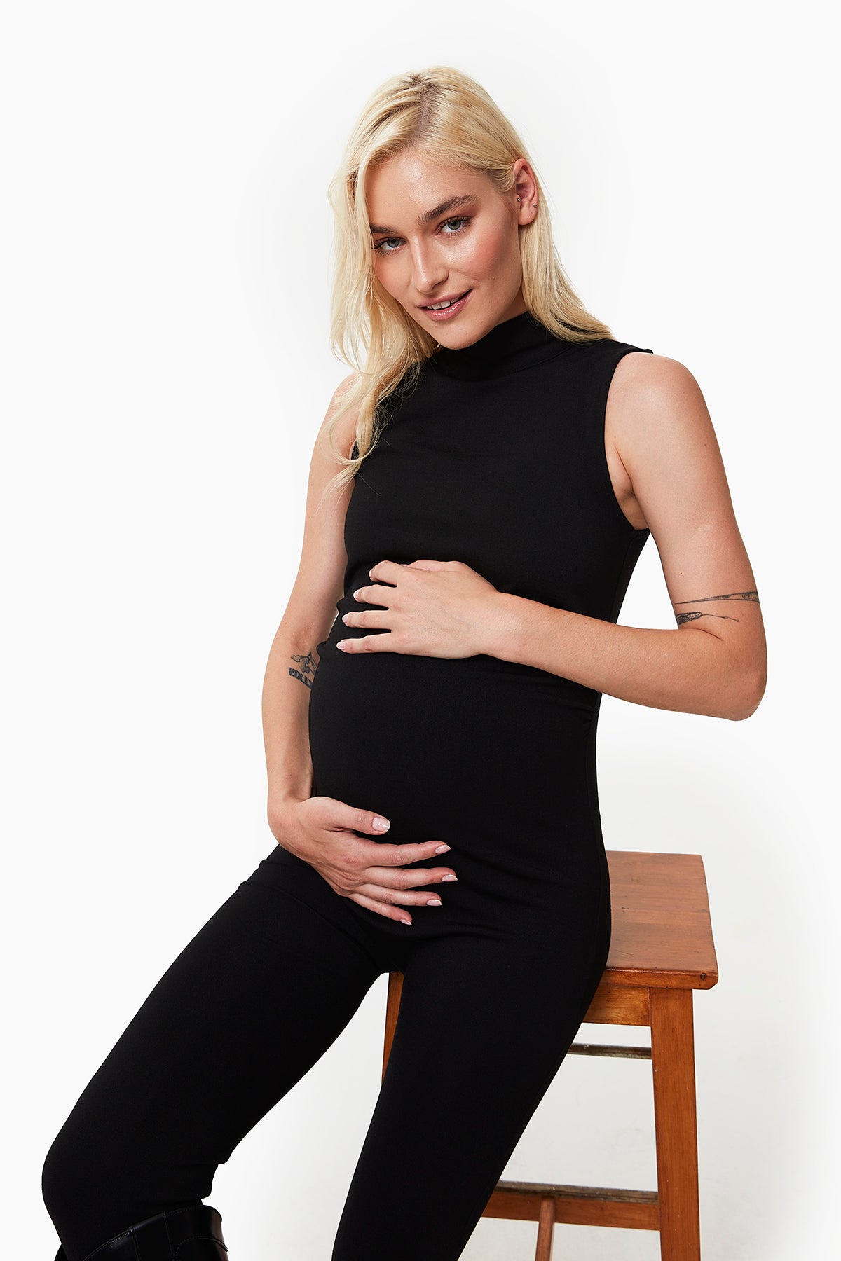 Isabel Hamile Tulum siyah otururken önden görünüm