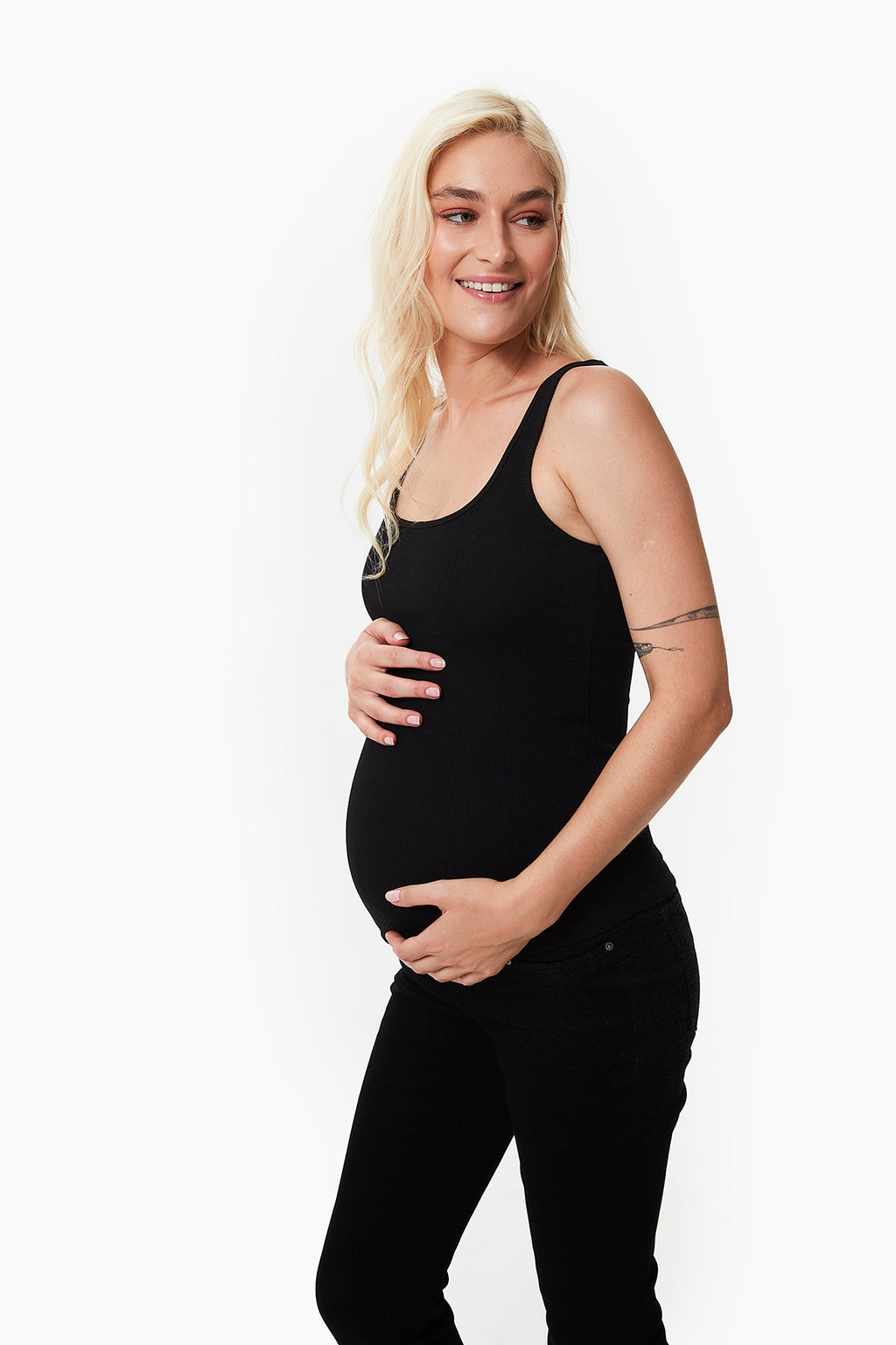 Aida fitilli hamile atlet siyah yandan görünüm