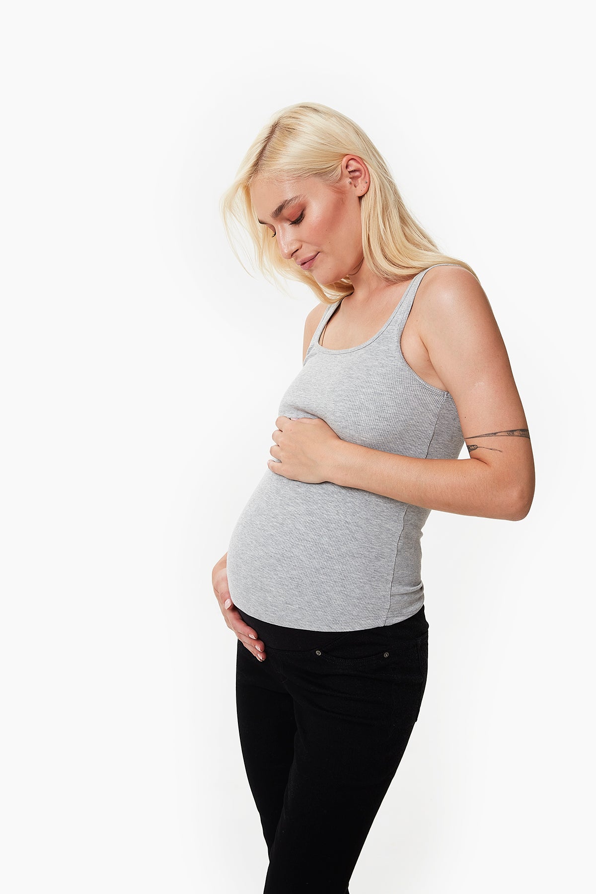 Aida fitilli hamile atlet gri yandan görünüm