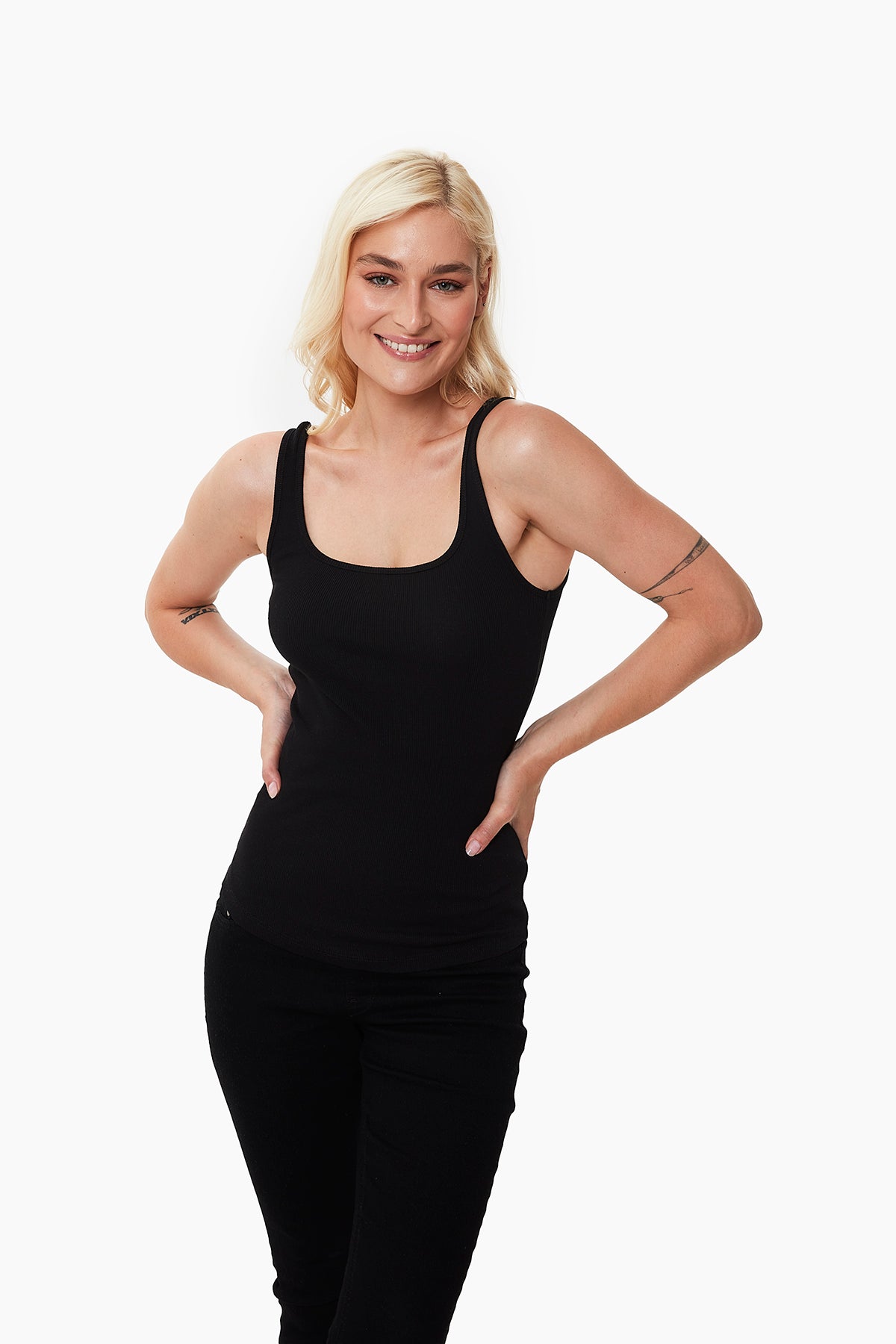 Aida fitilli hamile atlet siyah önden görünüm