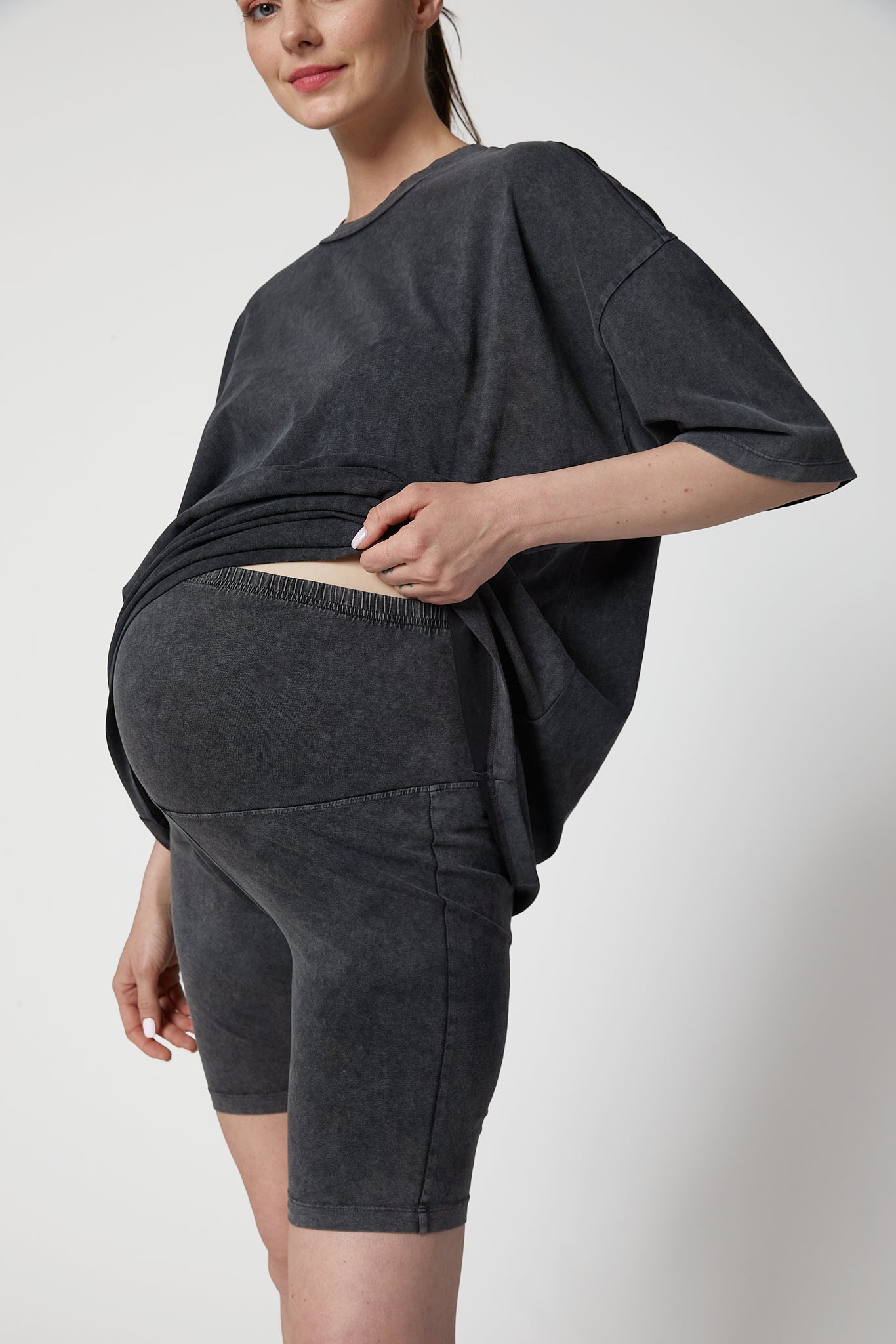 Lea Hamile Takım koyu gri yakın detay çekim