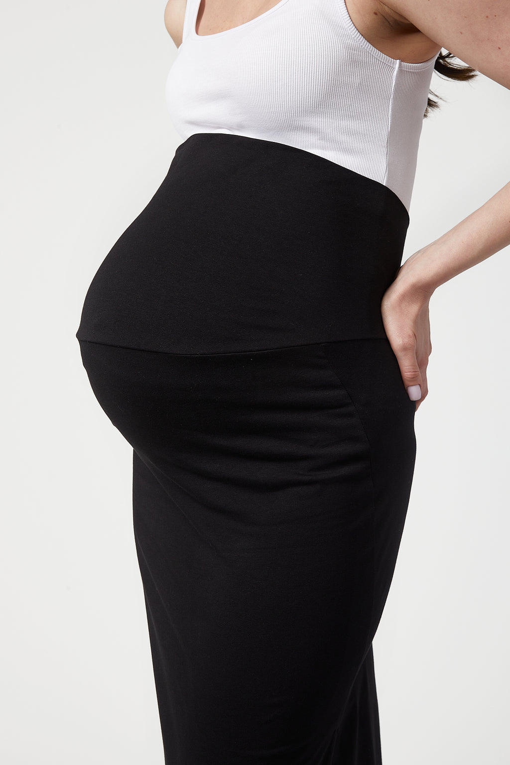 Matilda Hamile Etek siyah yakın detay çekim