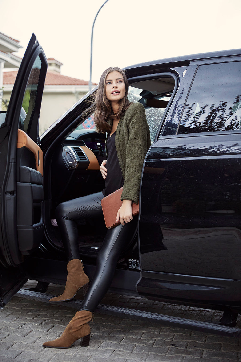 Amelia deri hamile tayt siyah otururken poz