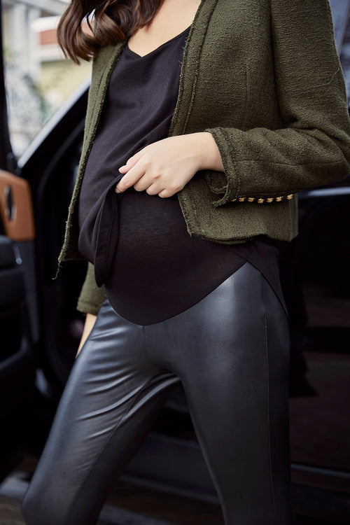 Amelia deri hamile tayt siyah önden yakın detay çekim