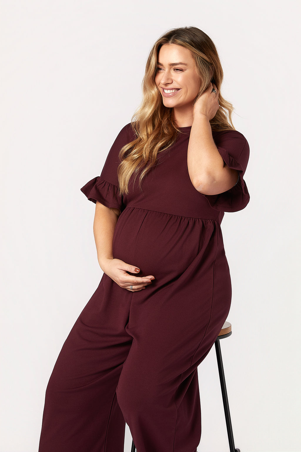 Lilyana Hamile Tulum Bordo otururken poz