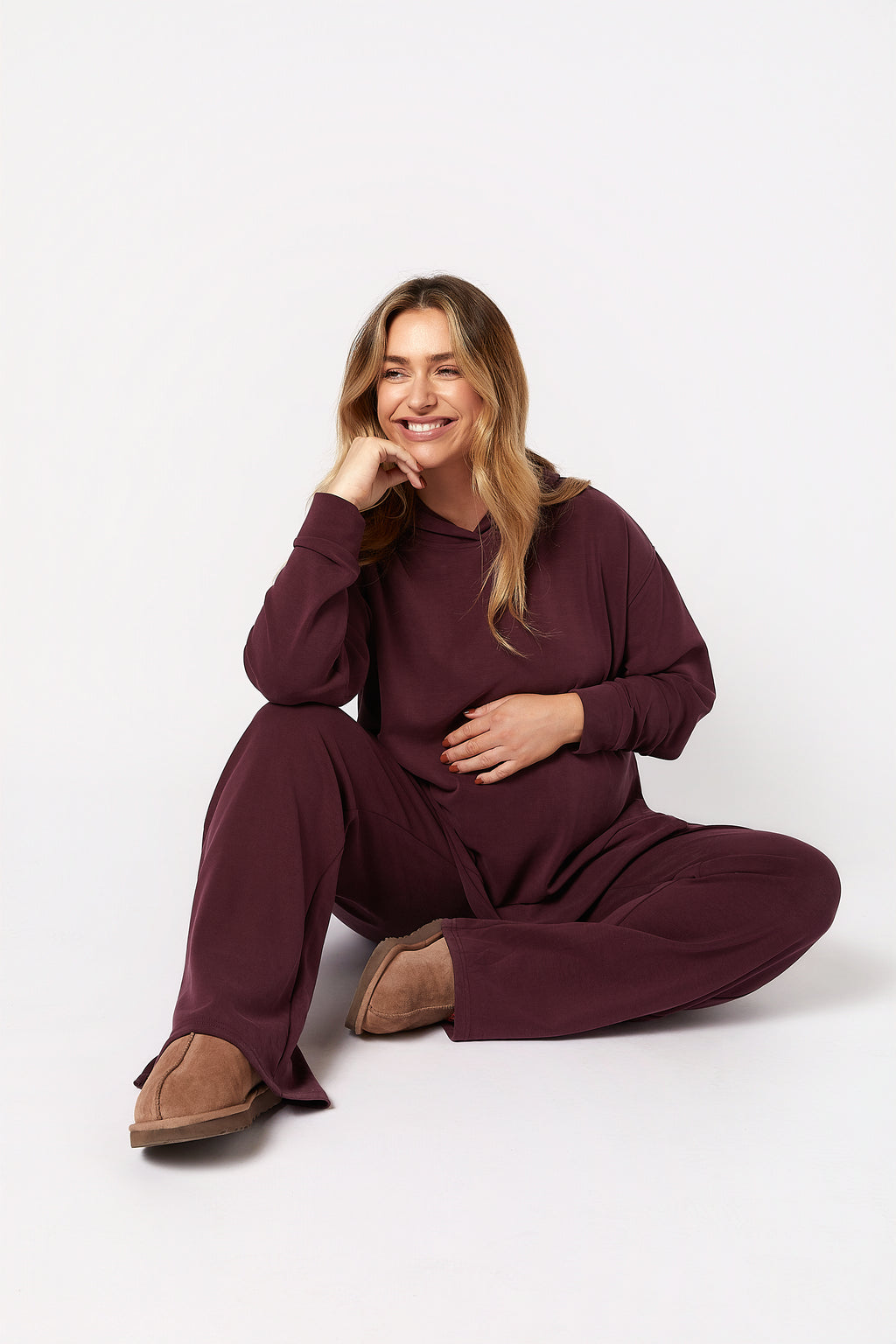 Willow Modal Hamile Eşofman Takımı Bordo otururken poz
