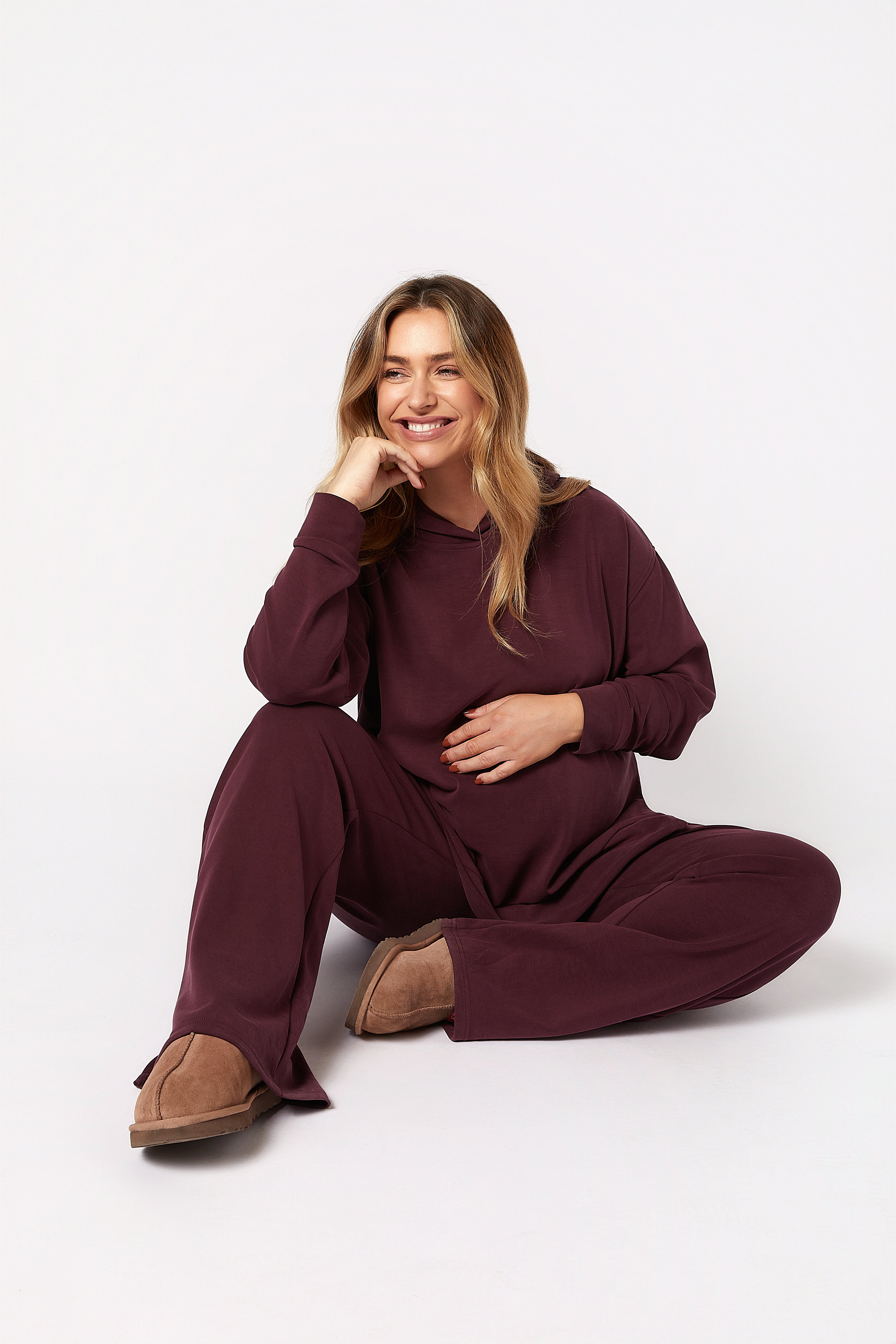 Willow Modal Hamile Eşofman Takımı Bordo otururken poz