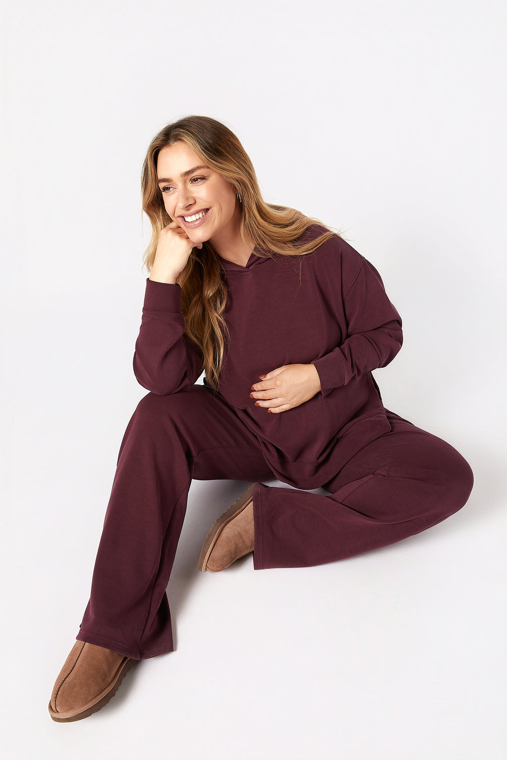 Willow Modal Hamile Eşofman Takımı Bordo otururken poz
