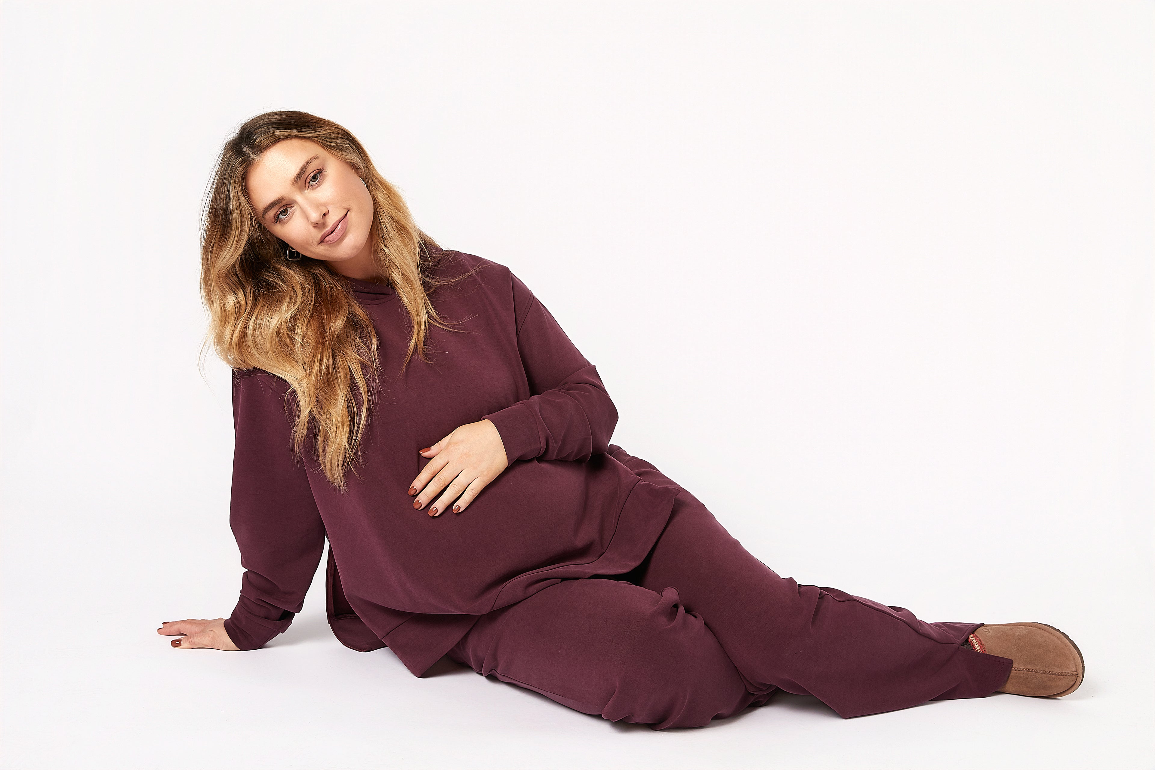 Willow Modal Hamile Eşofman Takımı Bordo yan otururken poz